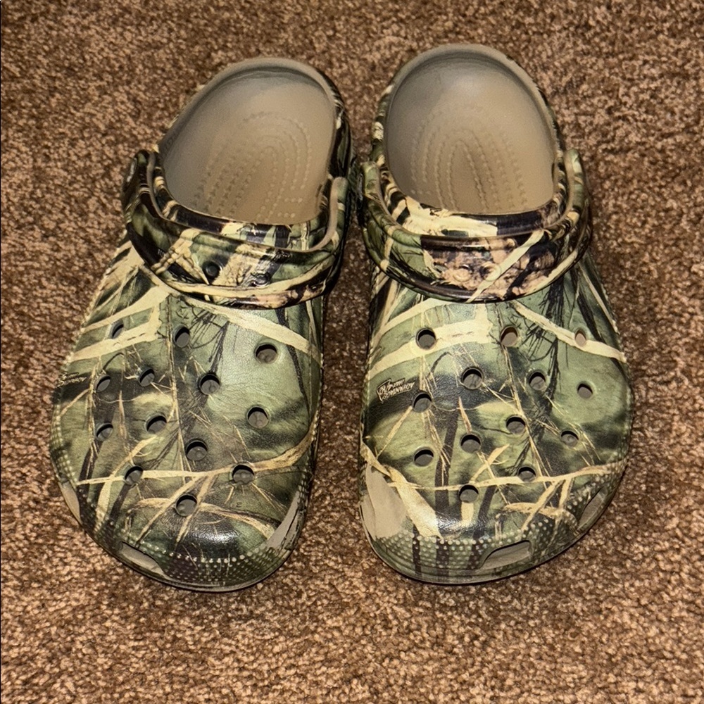 CROCS Green Camouflage Clogs with Ventilation and Adjustable Strap